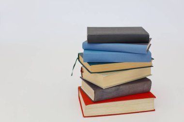 Kütüphanede kitap yığını, kitap yığını, beyaz bulanık arka plan, eğitim, okuma, öğrenme, bilgi, edebiyat, eğitim geçmişi, aşk romanı, suç romanı, tarih romanı, şiir koleksiyonu,