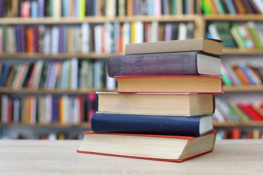 Kütüphanede kitap yığını, kitap yığını, beyaz bulanık arka plan, eğitim, okuma, öğrenme, bilgi, edebiyat, eğitim geçmişi, aşk romanı, suç romanı, tarih romanı, şiir koleksiyonu,