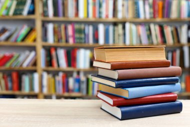 Kütüphanede kitap yığını, kitap yığını, beyaz bulanık arka plan, eğitim, okuma, öğrenme, bilgi, edebiyat, eğitim geçmişi, aşk romanı, suç romanı, tarih romanı, şiir koleksiyonu,