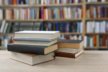 Kütüphanede kitap yığını, kitap yığını, beyaz bulanık arka plan, eğitim, okuma, öğrenme, bilgi, edebiyat, eğitim geçmişi, aşk romanı, suç romanı, tarih romanı, şiir koleksiyonu,