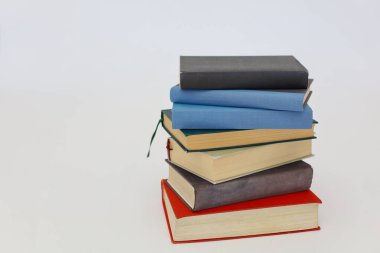 Kopya alanı olan beyaz arkaplan üzerine kitap yığını