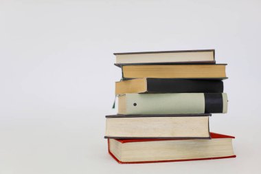Beyaz arkaplan üzerine kitap yığını