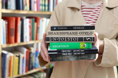 Kitaplar ve yer imleri mağazadaki masanın üzerinde..