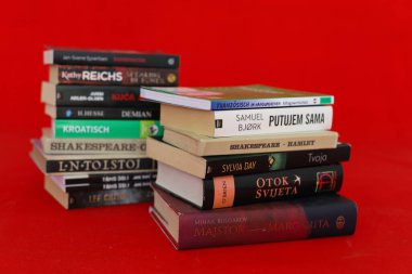 Siyah arka plan üzerine kitap yığını olan eski kitaplar..