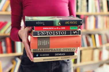 Rafta bir yığın kitap.