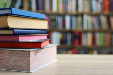 Ahşap masa kütüphanede kitap