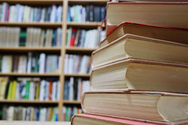 Стопка книг в библиотеке