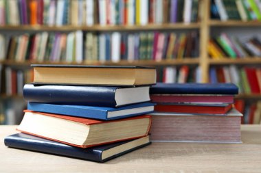 Kütüphanede bir yığın kitap, bir yığın kitap, bulanık arka plan, eğitim, okuma, yüksek kaliteli kitaplar, eğitim, okul, kütüphane,