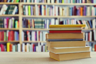 Kütüphanede bir yığın kitap, bir yığın kitap, bulanık arka plan, eğitim, okuma, yüksek kaliteli kitaplar, eğitim, okul, kütüphane,