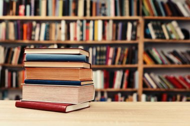 Kütüphanede bir yığın kitap, bir yığın kitap, bulanık arka plan, eğitim, okuma, yüksek kaliteli kitaplar, eğitim, okul, kütüphane,