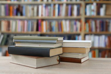 Kütüphanede bir yığın kitap, bir yığın kitap, bulanık arka plan, eğitim, okuma, yüksek kaliteli kitaplar, eğitim, okul, kütüphane,