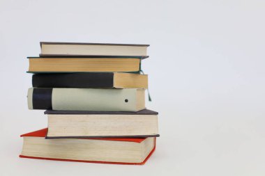 Kütüphanede bir yığın kitap, bir yığın kitap, bulanık arka plan, eğitim, okuma, yüksek kaliteli kitaplar, eğitim, okul, kütüphane,