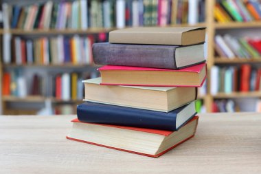 Kütüphanede bir yığın kitap, bir yığın kitap, bulanık arka plan, eğitim, okuma, yüksek kaliteli kitaplar, eğitim, okul, kütüphane,