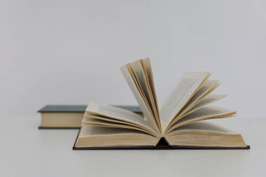 Beyaz tahta masa, açık kitap, yüksek kaliteli kitaplar, eğitim, okul, kütüphane, raftaki kitaplar.