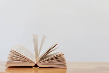 Beyaz tahta masa, açık kitap, yüksek kaliteli kitaplar, eğitim, okul, kütüphane, raftaki kitaplar.