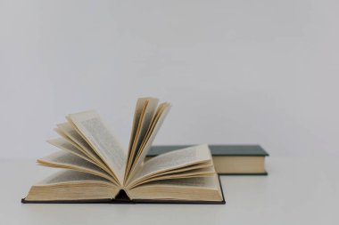 Beyaz tahta masa, açık kitap, yüksek kaliteli kitaplar, eğitim, okul, kütüphane, raftaki kitaplar.