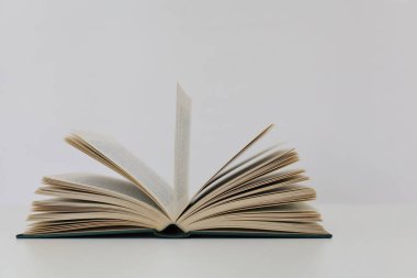 Beyaz tahta masa, açık kitap, yüksek kaliteli kitaplar, eğitim, okul, kütüphane, raftaki kitaplar.
