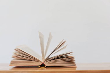 Beyaz tahta masa, açık kitap, yüksek kaliteli kitaplar, eğitim, okul, kütüphane, raftaki kitaplar.