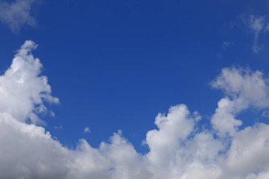 Bulutlu mavi gökyüzü