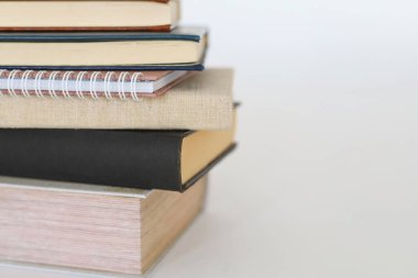Beyaz arkaplan üzerine kitap yığını
