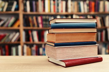 Kütüphanedeki kitap yığını