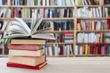 Masadaki kütüphanede bir yığın kitap