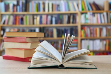 Kütüphanede bir sürü kitapla birlikte kitap. eğitim geçmişi