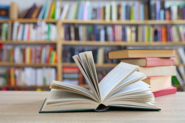 Kütüphanede masada kitap aç