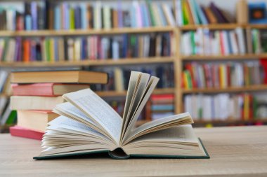 Kütüphanedeki masanın üzerinde açık bir kitap.