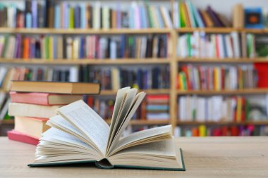 Kitap kütüphanede masanın üzerinde