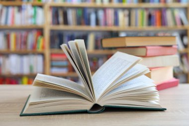 Bulanık arka plana karşı bir yığın kitap. eğitim için kitaplık