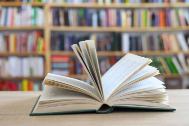 Kütüphanede masada kitap aç