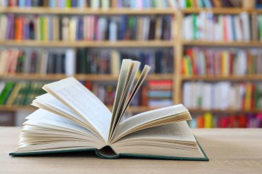 Kitaplar kütüphanede masanın üstünde.