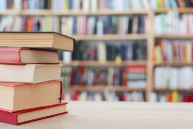 Kütüphanede bir yığın kitap