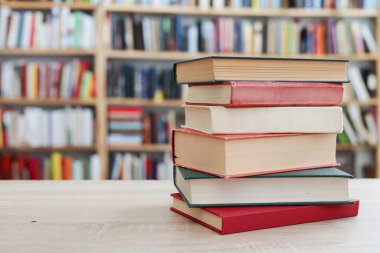 Kütüphanede kitap yığını