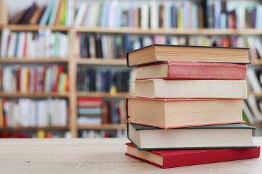 Ahşap zemin üzerine kitap yığını