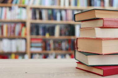 yığın eski ciltli kitap