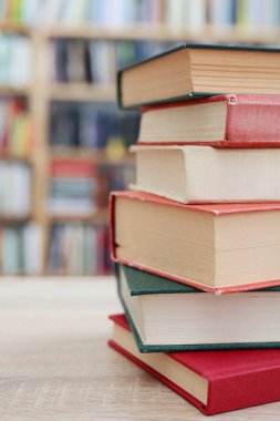 Bulanık arka plana karşı bir yığın kitap. Metin için boşluk