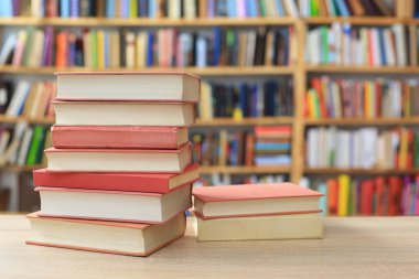 Ahşap masada renkli kitap yığını