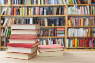 Tahta masadaki kitaplar.