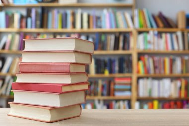 Bir kütüphanenin önünde kitap yığını