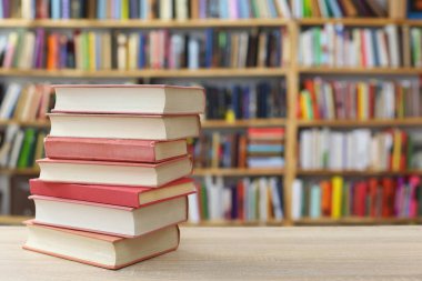 yığın kitap ahşap zemin üzerinde