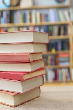 ahşap masa üzerinde açın