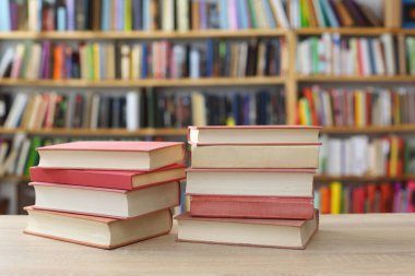 Bir kütüphanenin önünde kitap yığını