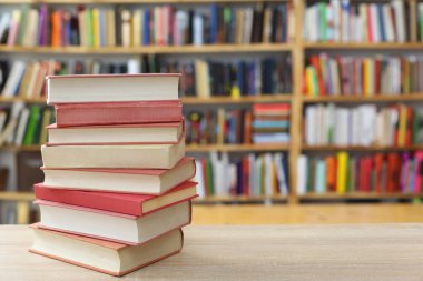 Kütüphanede bir yığın kitap.