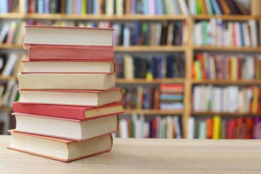 Kütüphanede bir yığın kitap