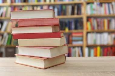 Kütüphanedeki kitaplar.