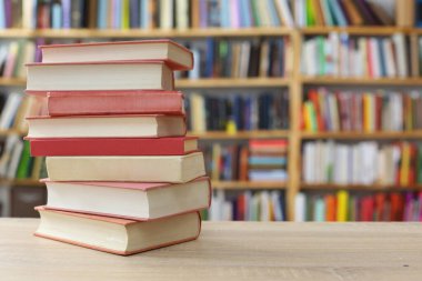 Farklı renk kapaklı kitaplar