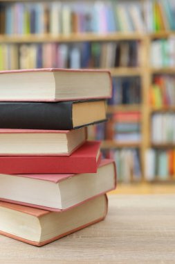 Masada yığınla kitap var.