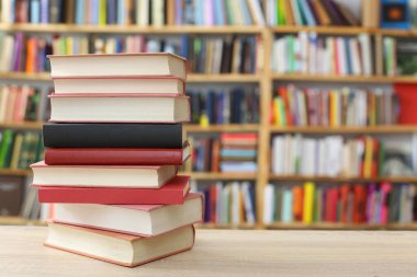 Ahşap zemin üzerine kitap yığını